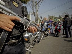 Policías Federales se dirigen al lugar para verificar que no haya riesgo para quienes circulan por la zona. ARCHIVO /