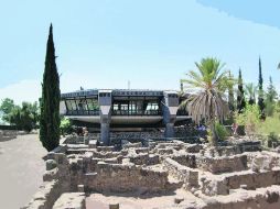Memorial octogonal construido recientemente como protección de la casa de san Pedro. ESPECIAL /