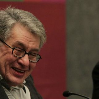 El escritor José Emilio Pacheco, grave tras caída