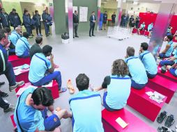 El nuevo mandamás del Barcelona, Josep Maria Bartomeu (de pie al centro, de traje), visitó el jueves pasado el vestidor blaugrana. EFE /