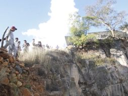 Las labores de los cuerpos de salvamento continúan y podrían concluir hasta el medio día de este domingo. ARCHIVO /