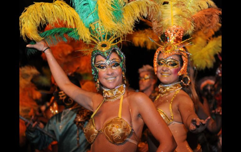 Integrantes de una agrupación cultural participan en el Desfile Inaugural del Carnaval en Montevideo. ARCHIVO /