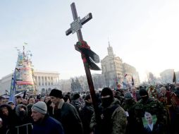 Partidarios de la oposición ucraniana siguen el cortejo fúnebre de Mikhail Zhiznevsky, asesinado mientras se manifestaba AFP /