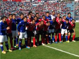 Se entregaron los trofeos al tiempo que la banda de la Defensa Nacional interpretó el 'Toque de Diana'. Twitter: @Cruz_Azul_FC.  /