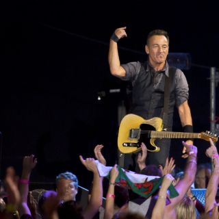 Springsteen abre su gira mundial cantándole a Mandela