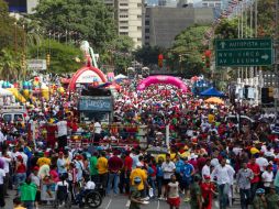 Los ciudadanos se manifestaron participando en distintas actividades, como conciertos y bailes. EFE /