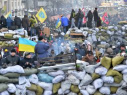 Manifestantes colocan una barricada con costales rellenos con hielo en el centro de Kiev. AFP /