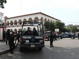La Policía Federal se mantiene a cargo de la seguridad en el palacio municipal de Apatzingán. ARCHIVO /