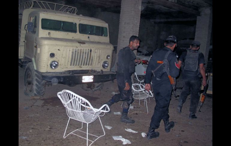Jefes de la aldea tratan de dialogar para evitar la explosión pero no lo logran. ARCHIVO /