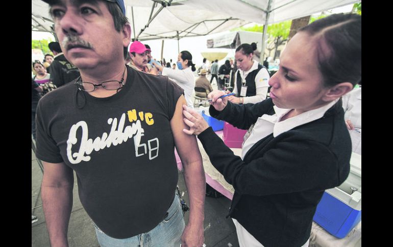 Preparados.  La Secretaría de Salud garantiza que aún hay seis millones de dosis de vacunas para aplicar entre los grupos de riesgo.  /