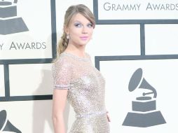 La cantante pop, Taylor Swift, lució un elegante vestido planteado diseñado por Gucci. AFP /