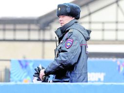 Sin parpadear. Un oficial de policía ruso vigila las instalaciones olímpicas de Rosa Khutor, cerca de Sochi. EFE /