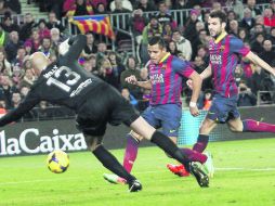 El tercero. Alexis Sánchez sólo tuvo que empujar el balón para sentenciar el duelo en el Camp Nou tras una jugada que inició Messi. EFE /
