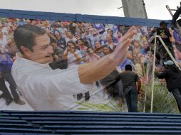 Hernández recibirá un país azotado por la violencia y la pobreza. AP /