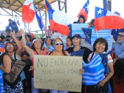 Un grupo de chilenos demuestran su inconformidad ante el fallo de la Corte Internacional de Justicia. AFP /