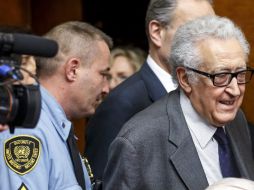 El mediador internacional para Siria, Lajdar Brahimi, comparece en rueda de prensa tras una de las conversaciones. ARCHIVO /
