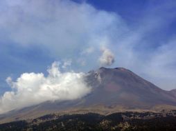 La mañana de este lunes se registró una leve emisión de agua y gas que los vientos dirigieron al este. ARCHIVO /
