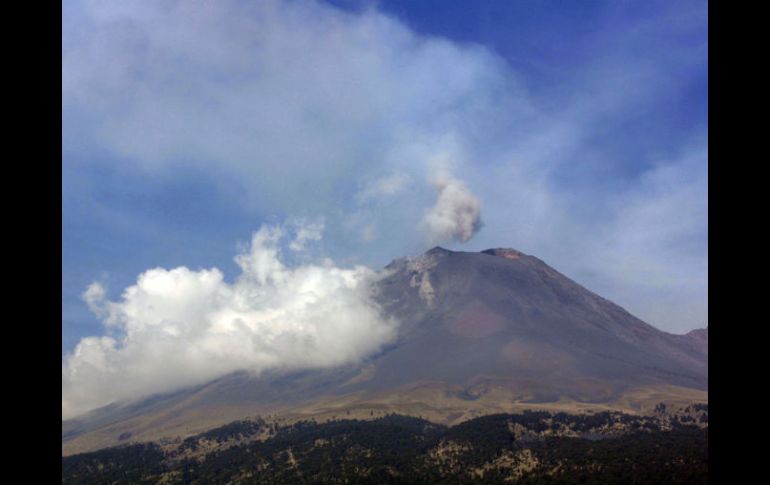 La mañana de este lunes se registró una leve emisión de agua y gas que los vientos dirigieron al este. ARCHIVO /
