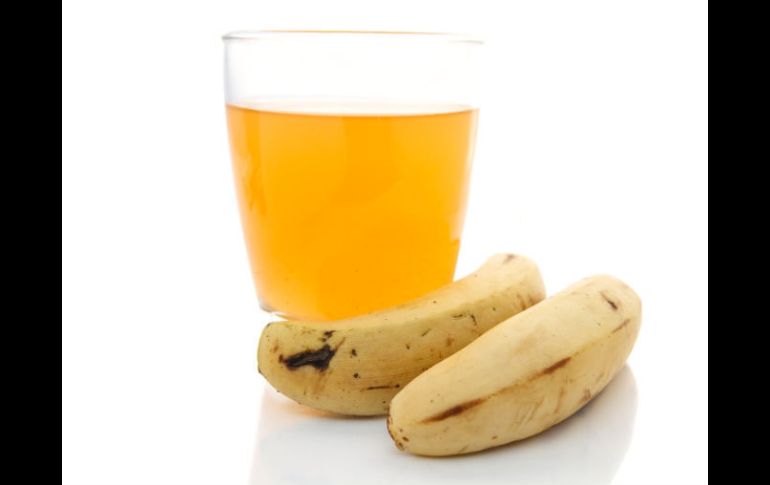 El jugo tiene un color amarillo pálido, similar al aspecto de un tequila reposado, manteniendo las propiedades nutricionales. ARCHIVO /