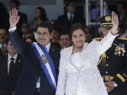Juan Orlando Hernández y su esposa, Ana Rosalinda, luego de la toma de su protesta como presidente de Honduras. AP /