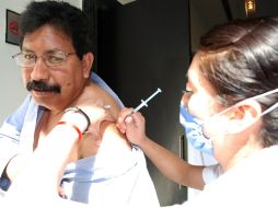 Piden a la población que se vacune y evite automedicarse. NTX /