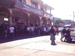 Alrededor de 100 personas realizan un mitin en la plaza municipal y toman los accesos a la localidad .Foto: @DoraNicoVelvetS. ESPECIAL /