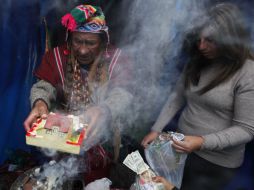Inauguraron la Feria de la Alasita para pedir con ritos indígenas la multiplicación de la fortuna y la fertilidad. AFP /