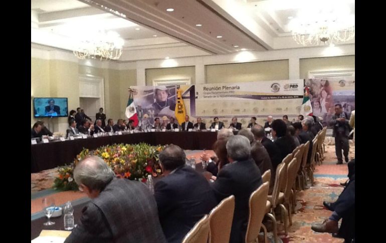 Zambrano encabeza la cuarta reunión plenaria de los senadores del PRD. TOMADA DE @PRDmexico  /