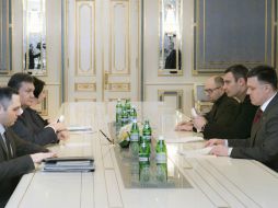 El presidente Viktor Yanukovich se reúne con tres líderes de oposición para buscar acuerdos que terminen con la crisis. AP /