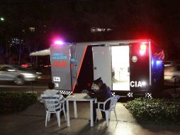 Personal que participa en el operativo hace guardia en uno de sus módulos. ARCHIVO /