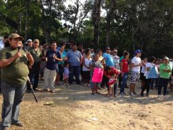 Comunitarios se reúnen en la carretera México-Acapulco para evitar la entrada del Ejército a la región. SUN /