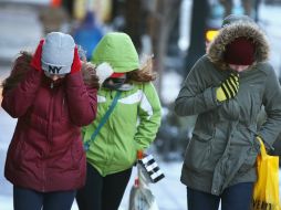 Recomiendan a la población extremar precauciones y abrigarse, a fin de reducir riesgos de enfermedades respiratorias. AFP /