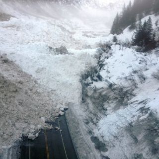 Avalanchas de nieve aíslan una ciudad de Alaska
