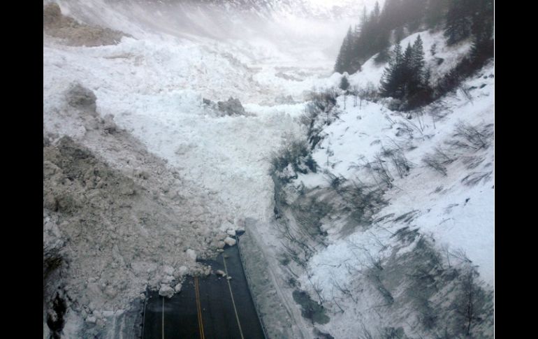 El alud interrumpe el paso de la única carretera que lleva a la ciudad de Valdez. AP /