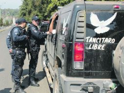 VIGILANCIA. Fuerzas federales custodian los accesos a la población de Nuevo San Juan Parangaricutiro. NTX /
