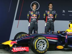Sebastian Vettel y Daniel Ricciardo posan junto al RB10 de Red Bull. AP /