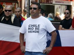 Un chileno porta una prenda con la leyenda ''Chile no se vende'', como parte de las manifestaciones en contra del fallo de La Haya. AP /