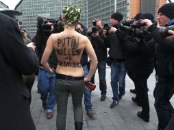 Una activista de Femen con un mensaje en pintado en el cuerpo en el que se puede leer 'Putin asesino'. ARCHIVO /
