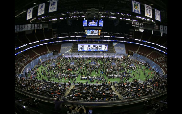 Así lució el inmueble con todos los medios de comunicación presentes. AP /