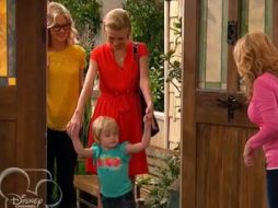 En la serie aparecen la pareja de lesbianas, Susan y Cheryl, quienes dejan a su hija en casa de la protagonista para jugar. ESPECIAL /