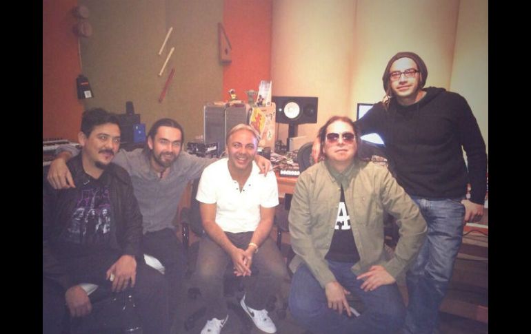 El cantante compartió en Twitter una imagen de él con la banda Genitallica. ESPECIAL /