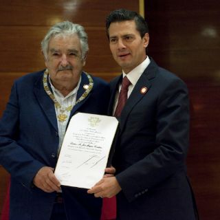 Peña entrega Orden del Águila Azteca a presidente de Uruguay