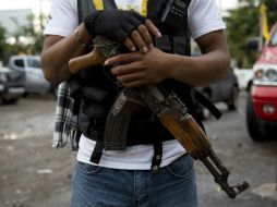 Un integrante de autodefensa sostiene su arma. ARCHIVO /