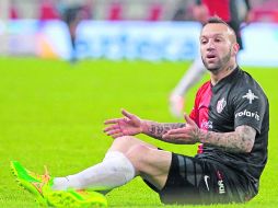 Vuoso hizo su fama de delantero letal como rematador, no en su función actual como pivote en el eje del ataque rojinegro.  /