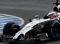 El piloto británico de Mclaren, Jenson Button, dio 13 vueltas en la segunda jornada de entrenamientos en Jerez. AFP /