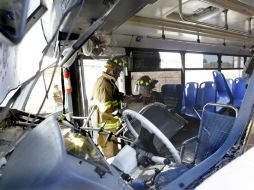 Bomberos de Tlaquepaque tuvo que utilizar herramienta hidráulica para poder liberar al chofer de los fierros retorcidos. ARCHIVO /