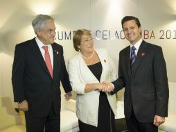 Peña sostiene encuentros con mandatario de AL. En la imagen, con el presidente de Chile y la presidenta electa de ese país. EFE /
