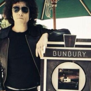 Enrique Bunbury recibe Disco de Platino por 'Palosanto'