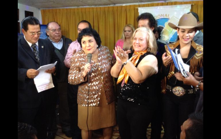 La actriz estuvo acompañada de sus ahijados, la cantante de banda Laura Denisse, y del actor y productor teatral Iván Cochegrus. ESPECIAL /