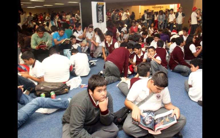 A las Salas de Lectura asisten personas de todas las edades y oficios, unidos por el amor a los libros. ARCHIVO /